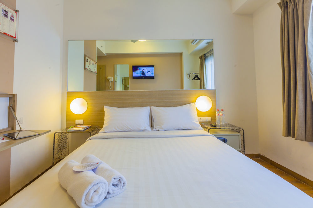 Monoloog Hotel Бекаси Екстериор снимка