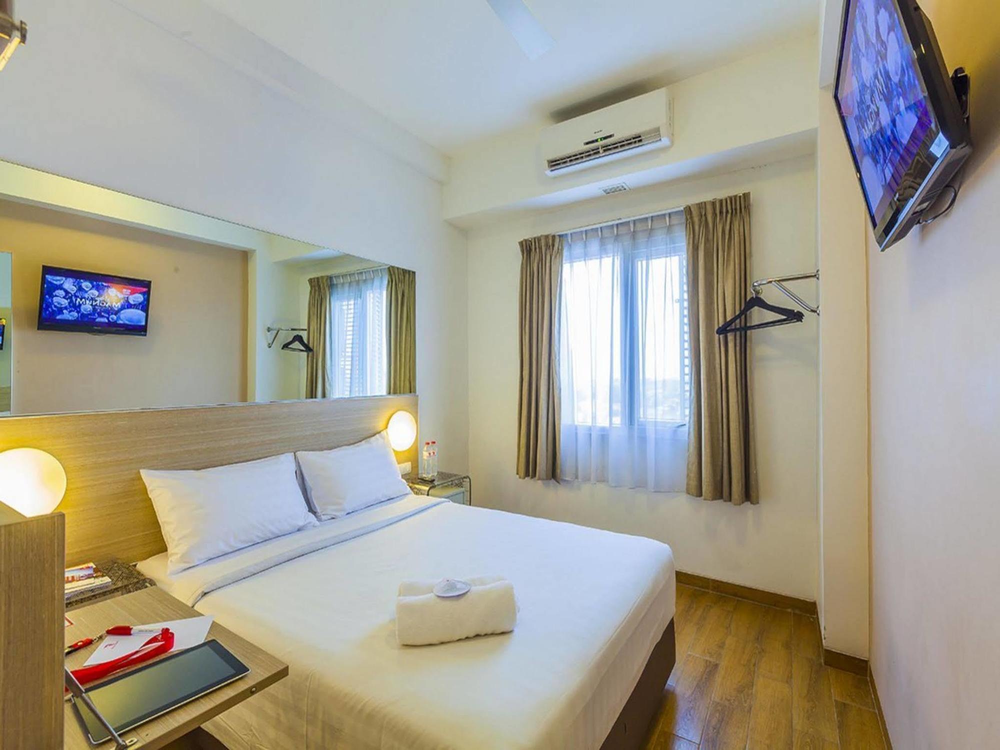 Monoloog Hotel Бекаси Екстериор снимка
